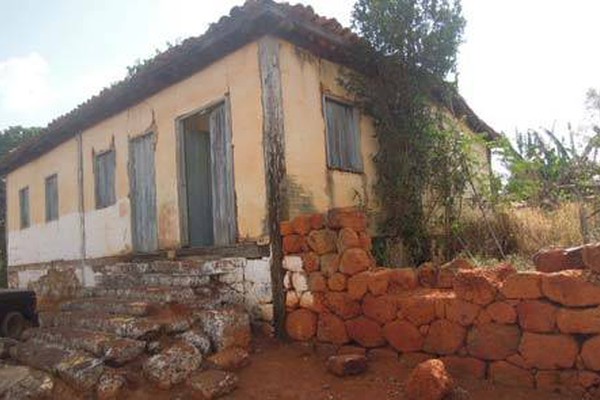 Casarão centenário em Santana de Patos vira problema para os moradores