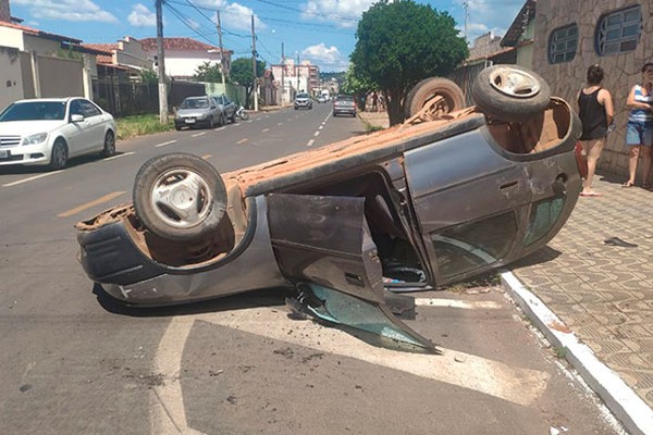 Carro capota e três pessoas ficam feridas, inclusive bebê, em batida com caminhão