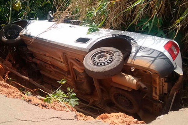 Motorista se distrai e carro cai em cratera no Bairro Bela Vista em João Pinheiro