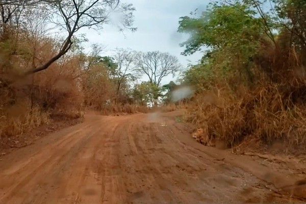 Chuva deixa estrada de Alagoas praticamente intransitável e veículos ficam atolados