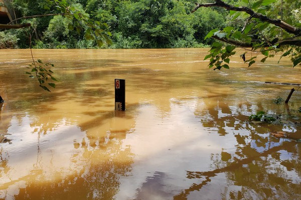 Rio Paranaíba sobe, se aproxima dos 6 metros acima do normal e Defesa Civil acompanha