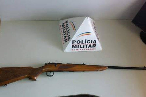 PM vai em busca de foragido e acaba prendendo homem com rifle em Rio Paranaíba