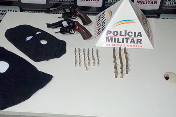 Após denúncia de briga em bar, PM aborda homens e encontra duas armas e muita munição em Patrocínio