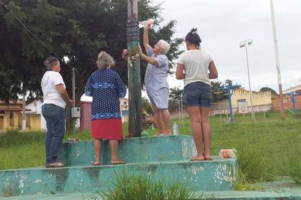 Fiéis rezam e jogam água na cruz e pedem aos santos para mandar chuva