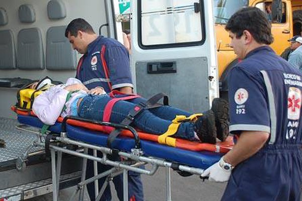 Motorista avança parada, bate em moto e faz duas vítimas na avenida Piauí