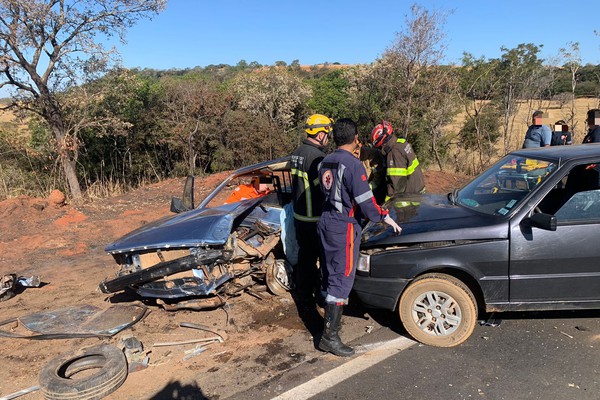 Motorista fica preso às ferragens e precisa ser resgatado de acidente com três carros na MG 410