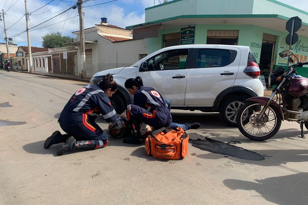 Motociclista é socorrido após bater em carro que avançou parada obrigatória, em Patos de Minas