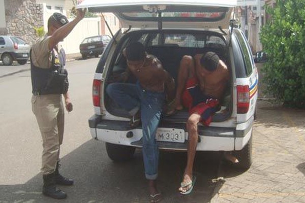 Dupla é presa depois de arrombar três residências no bairro Cônego Getúlio