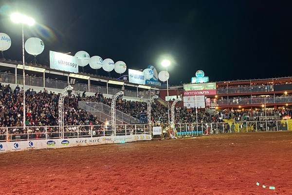 Arquibancadas ficam lotadas para o rodeio nesta sexta-feira de Fenamilho; veja ao vivo