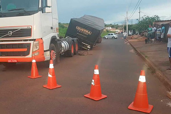 Carreta carregada de milho atola no asfalto ao ser desacoplada e por pouco não tomba em Patos Minas