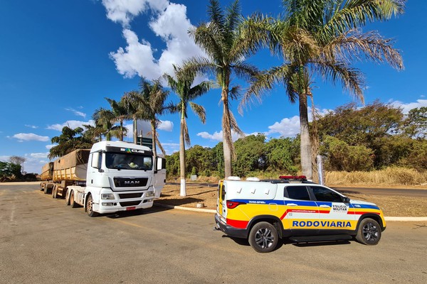 Motorista de bitrem é preso com alto índice de embriaguez após ziguezaguear na MG 188