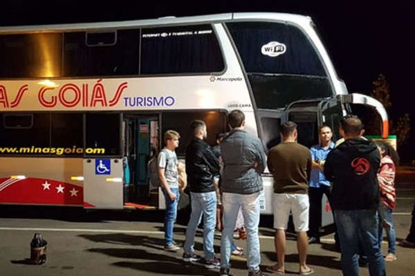 Bandidos chegam a disparar em assalto a ônibus com estudantes de Patos de Minas 