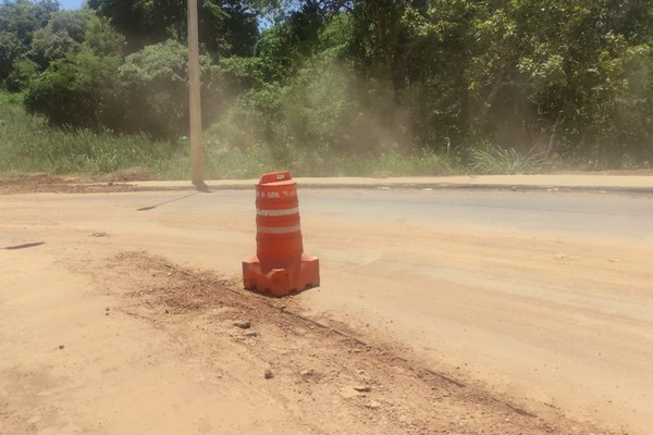 Obra da Copasa em local crítico causa risco a motoristas e moradores cobram providências