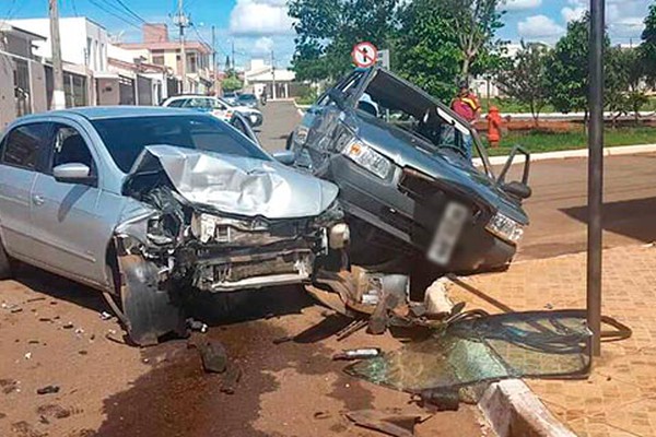 Motorista avança parada, é atingido violentamente e carro para tombado sobre o outro veículo