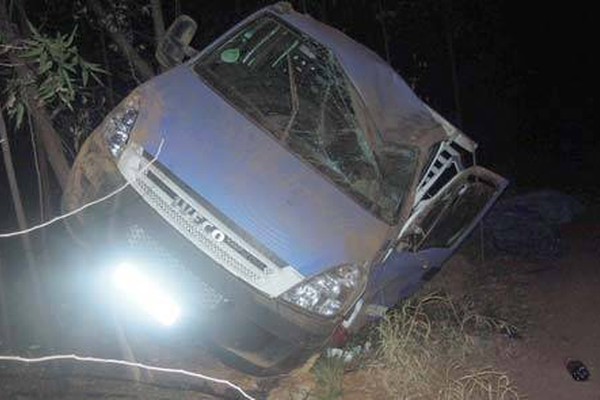 Caminhonete sai da pista e tomba na BR 365 deixando um morto e quatro feridos