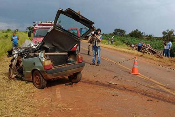 Batida entre carro e caminhão deixa dois mortos e dois feridos na LMG-748