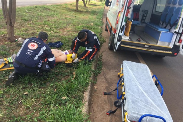 Motociclista fica ferido após acidente na Avenida Fátima Porto; motorista do carro teria fugido