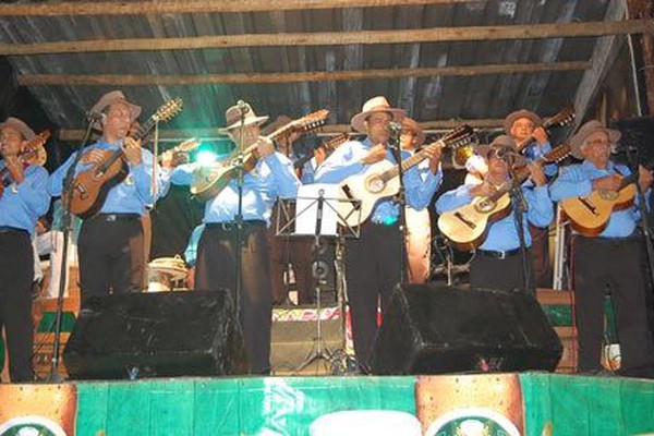 Viola Iluminada canta clássicos do sertanejo e encanta Fazendinha