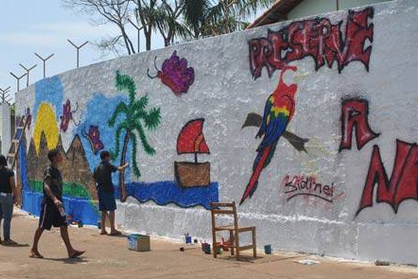 Projeto desenvolvido pela Polícia Militar enche a Praça do Cristavo de cores e de vida