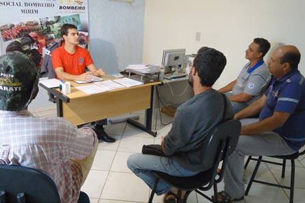 Corpo de Bombeiros exige coletes para os participantes da Canoagem de N.S. Aparecida