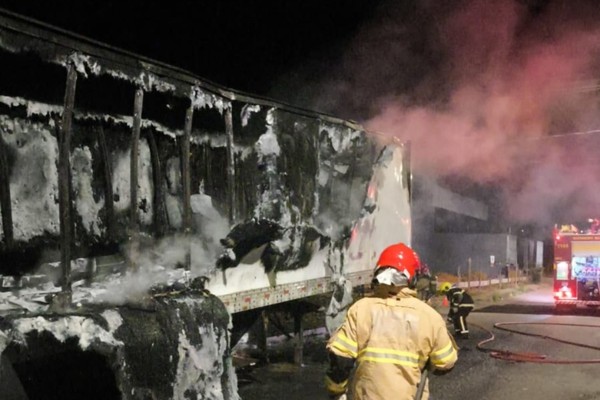 Incêndio em carreta abandonada no Planalto mobiliza Bombeiros em Patos de Minas; não houve vítima