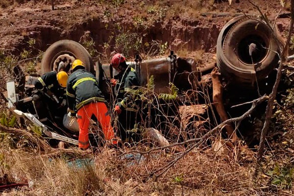 Motorista de caminhão fica preso entre as ferragens após capotar veículo na MG 181