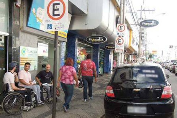 Campanha é lançada para acabar com o desrespeito às vagas para deficientes físicos