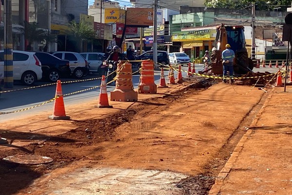 Obra da COPASA provoca grande quantidade de poeira, suja casas e comércios e revolta moradores