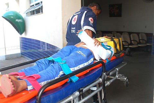 Estudante sai correndo na porta da escola e acaba sendo atropelada por veículo