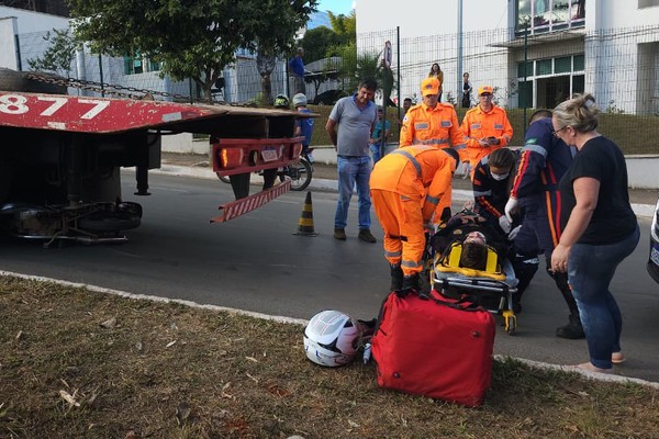 Motociclista bate e vai parar embaixo de caminhão que estragou e ficou parado em avenida