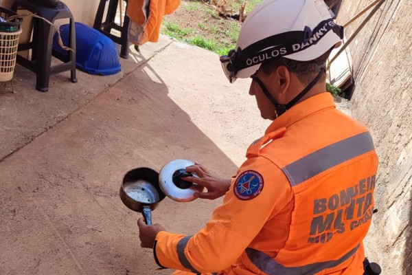 Moradora causa explosão em cozinha após jogar água para apagar fogo em panela de óleo em Patos de Minas