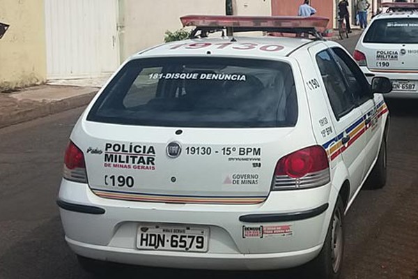 Homem reage à prisão, mas acaba dominado após ser flagrado com o carro da vítima