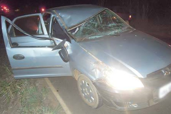 Veículo bate em cavaleiro na estrada de acesso a Alagoas e três pessoas ficam feridas
