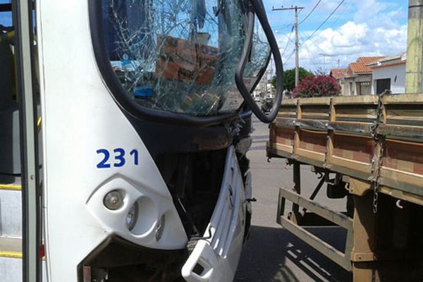 Caminhão não para em cruzamento e acaba sendo atingido por ônibus do transporte coletivo