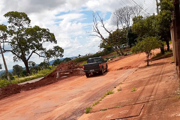 Motoristas chamam a atenção para os riscos de buracos abertos após temporais na cidade 