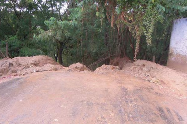 Barro retirado de Lagoa do Parque do Mocambo continua sujando ruas e causando polêmica