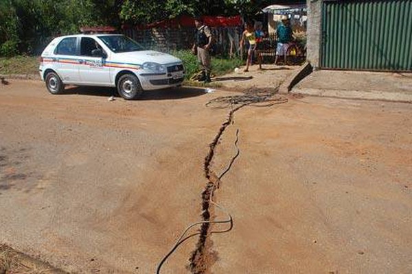 PM flagra homens cavando asfalto para fazer gato na energia elétrica