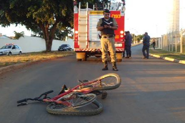 Ciclista fica ferido ao bater em caminhão do Corpo de Bombeiros na avenida J.K