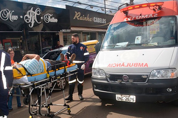 Pedestre é atropelado por ciclista ao tentar atravessar rua movimentada no Centro de Patos de Minas