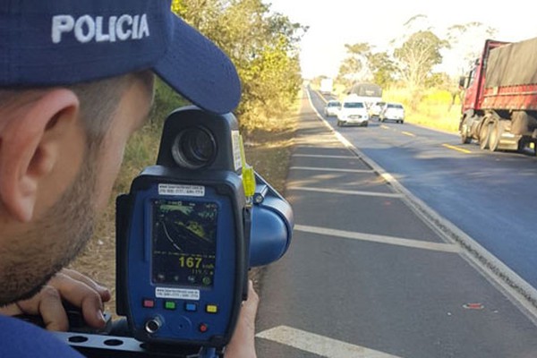 PRF faz operação para coibir excesso de velocidade e flagra mais de 50 carros acima do limite