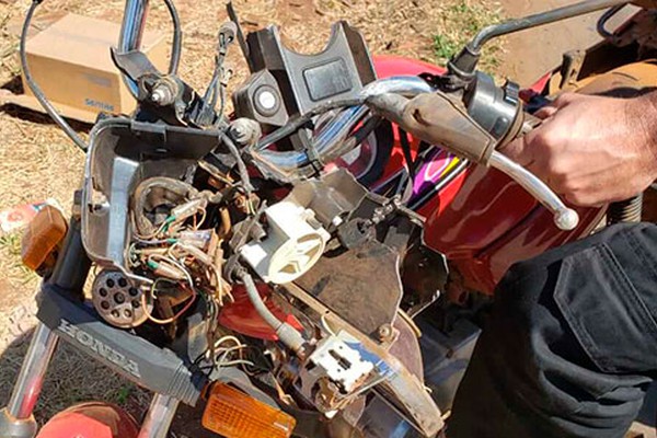 Motociclista fica ferido ao tentar desviar de caminhão e acertar poste na rua Artur Magalhães