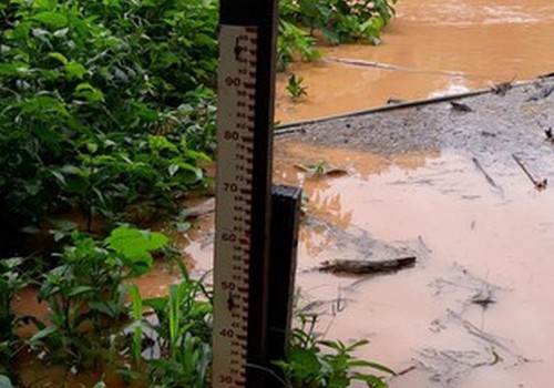 Rio Paranaíba sobe rápido e já começa a invadir chácaras em localidades mais baixas