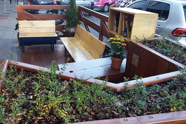 Parklet instalado na região central abre espaço para descanso e faz sucesso com os patenses