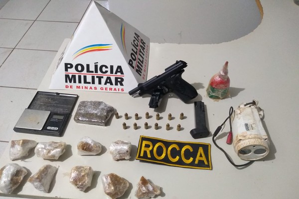 Com apoio de cães farejadores, PM encontra drogas e arma enterradas em Lagoa Formosa