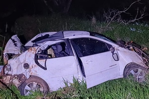 Carro capota e vai parar em pasto na MG 235, em São Gotardo; motorista teve lesões leves