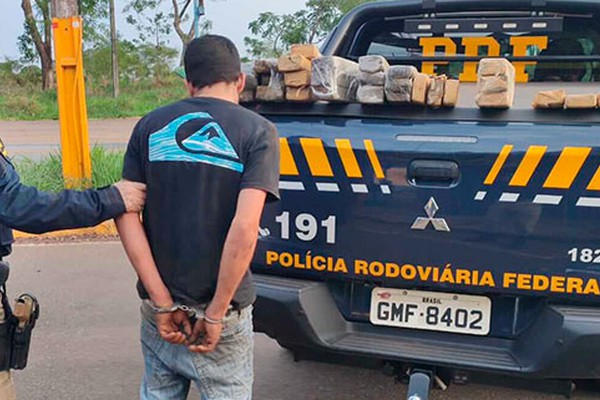 Motorista tenta fugir mesmo depois de pneu estourar, mas acaba preso pela PRF com 28kg de maconha