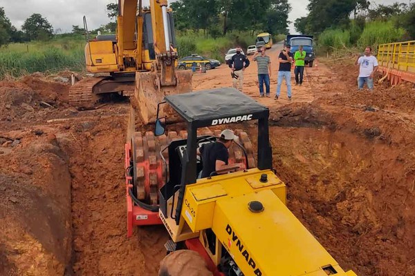 Obra na Ponte da BR 365 tem bom andamento, mas chuva dificulta serviço