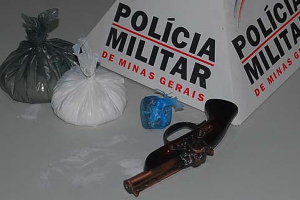 PM vai cumprir ordem judicial e apreende ácido bórico, maconha e réplica de arma