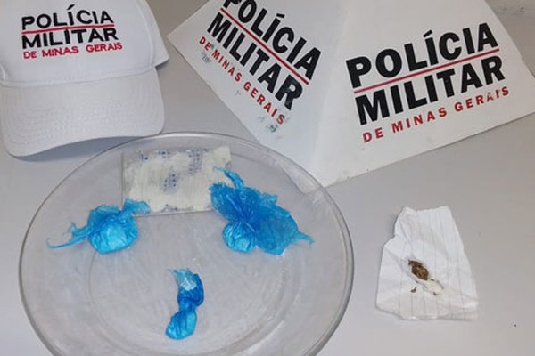 PRE encontra prato com droga e papelotes de cocaína em veículo e leva três para a Delegacia