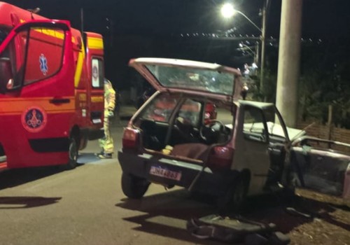 Motorista perde o controle de carro, bate em poste e quatro pessoas ficam feridas, em Patos de Minas